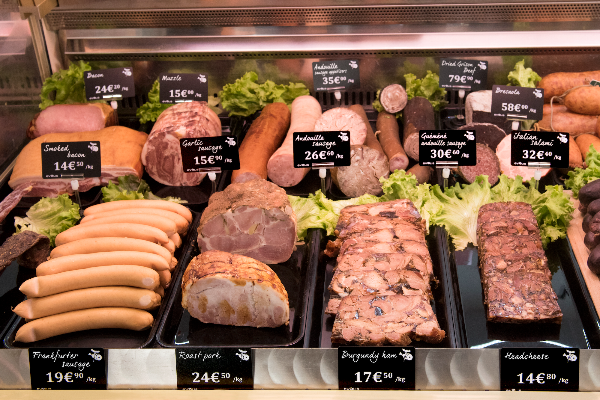 Butchers display counter enhanced with edikio price tagging solution